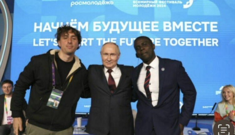 Jorit abbraccia Putin al festival della Gioventù in Russia: «Possiamo fare una foto?»