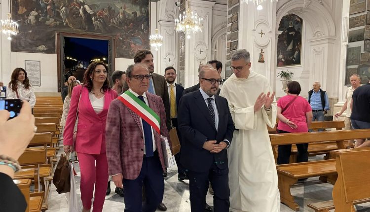 La “parata di Fratelli d’Italia” al Santuario di Madonna dell’Arco: sul manifesto anche la foto della Premier Meloni