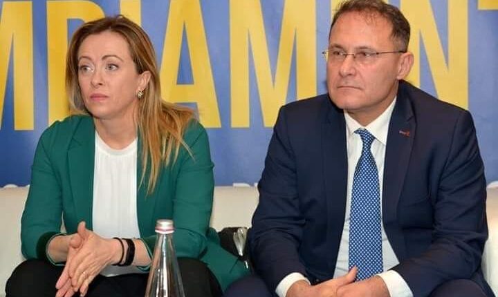 Corsa per le regionali del 2025, Cirielli frena Martusciello: “Centro destra unito, ma senza personalismi”. A “sinistra” De Luca tenta di ricucire col Pd