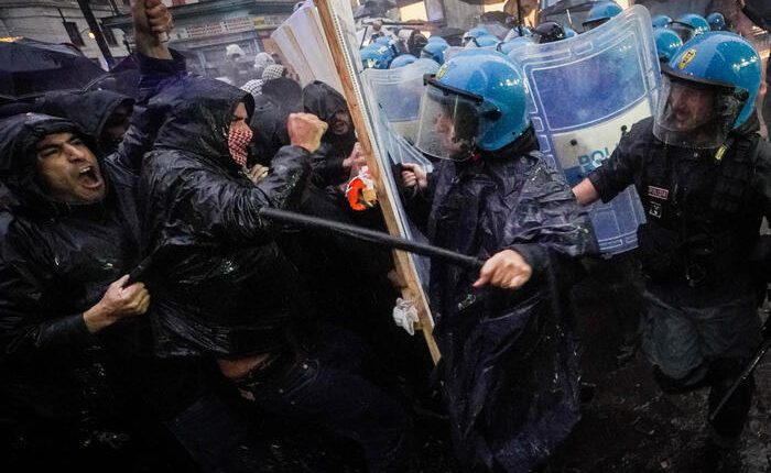 Scontri tra manifestanti anti G7 e polizia a Napoli: lancio di pietre e bottiglie in centro tra i turisti. L’appello dell’arcivescovo di Napoli ai potenti control la guerra 