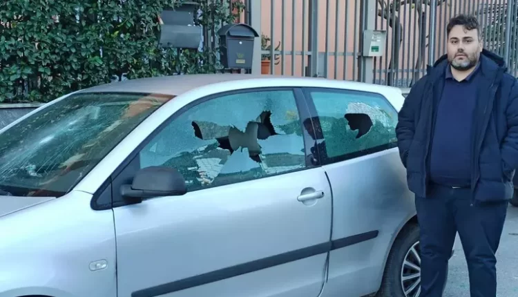 Danneggiata l’auto di un giornalista a Casalnuovo, in frantumo i vetri. “Non mi lascio intimorire”