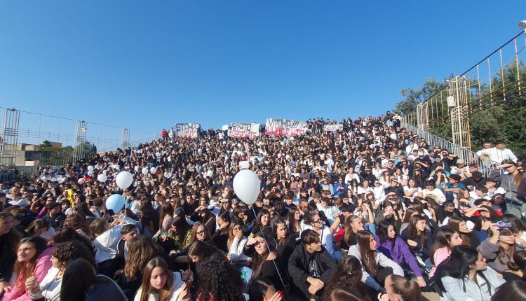 In memoria di Santo Romano, in corteo 5 mila studenti insieme all’amministrazione per dire  basta alle armi e alla violenza. Il sindaco Zinno: “Prendiamo le distanze da odio e prepotenza, tuteliamo libertà e vita. I ragazzi vogliono essere ascoltati e noi abbiamo l’obbligo di farlo”