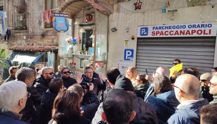 Flash mob a Forcella dopo l’aggressione al deputato Borrelli, la fidanzata Santo Romano: “Bsogna metterci la faccia, nessuna paura”