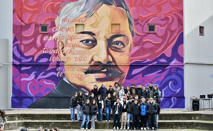 Inaugurato a Napoli il primo murale per Salvatore Di Giacomo: al Liceo Statale “Pietro Calamandrei” nel quartiere Ponticelli il tributo dell’urban artist Kotè al poeta