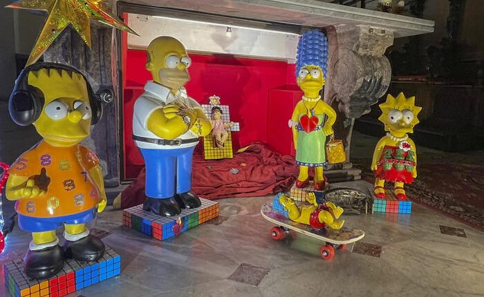 Un Presepe con i Simpson e Hitler ‘simboli delle nostre fragilità’: ad Avellino, nella parrocchia di don Vitaliano Della Sala il prete no-global