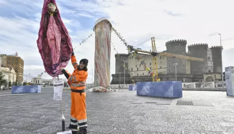 Una “vagina” in piazza Municipio, a Napoli la risposta femminista di Donati Meyer all’opera Pesce