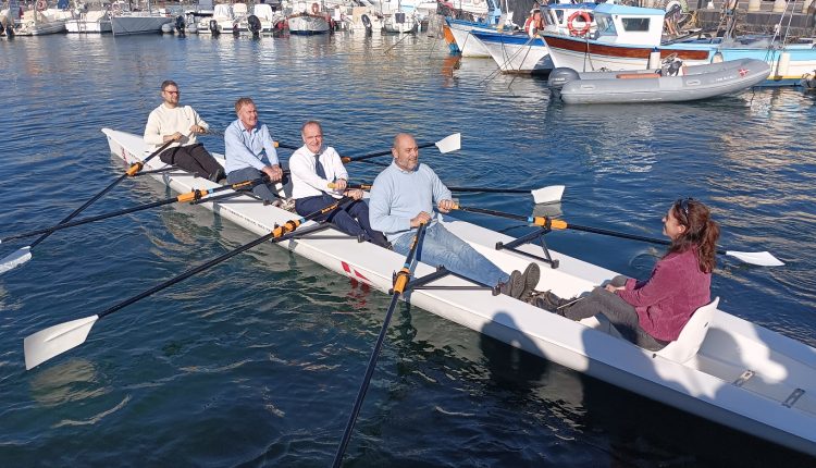 Circolo Nautico Torre del Greco, varata l’imbarcazione Coastal Rowing “Corallina”, il primo giro con presidente Ascione, sindaco Mennella e presidente della federazione Tizzano