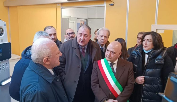 Nuovo reparto oncologico all’Apicella di Pollena Trocchia, la visita del presidente De Luca e del direttore generale Russo. Soddisfatto il sindaco Esposito