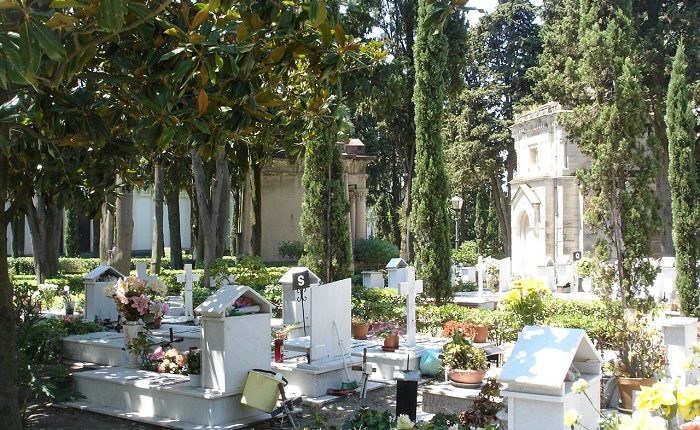 Spari al Cimitero di Portici, si esclude la pista estorsiva: gli inquirenti indagano su un alterco avvenuto il giorno prima con un utente