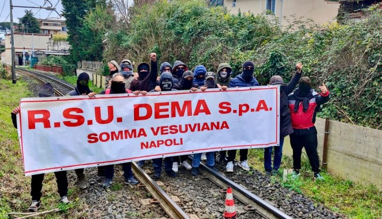 La protesta per la dignità: gli operai Dema occupano i binari, domani concerto per sostenerne la battaglia “Se muore Dema muore Somma Vesuviana”