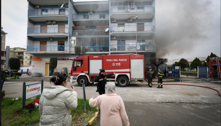 Incendio nella fabbrica di vestiti a Volla, i tecnici Arpac monitorano eventuali danni “permanenti” all’ambiente